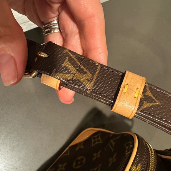 Authentic Louis Vuitton Nile canvas crossbody pre loved
Make me an offer - Picture 10 of 16